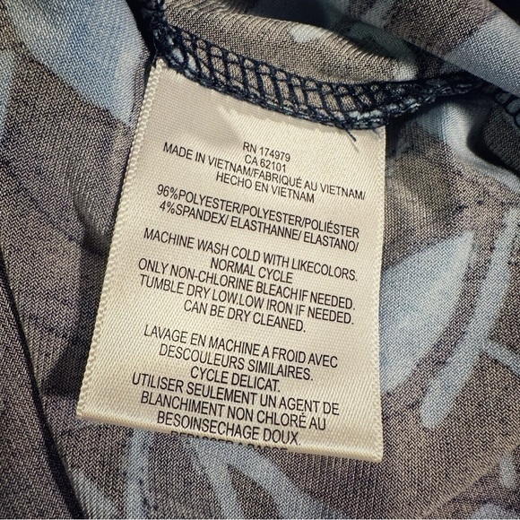 BCBGMaxAzria ‘Adele’ Wrap Dress in “Pacific Blue Combo” Leaf Pattern Size XS - Picture 7 of 11